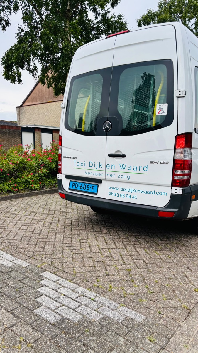 Achterzijde van de bus van Taxi Dijk en Waard met rolstoeltoegang